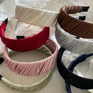 Serre-têtes élégants en satin plissé aux couleurs Morandi pour un style minimaliste