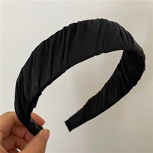 Serre-tête en satin noir plissé au design élégant et rétro pour un look polyvalent