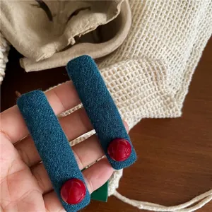 Paar Retro-Stoff-Haarspangen in Dunkelblau mit roten Perlen für elegantes Haarstyling