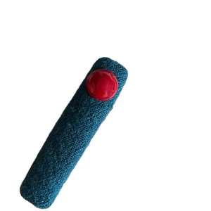 Blauer Stoff-Haarclip in Rechteckform mit roter Perle auf weißem Hintergrund