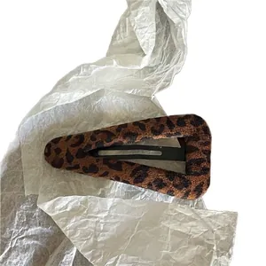 Barrette à cheveux triangulaire rétro en fausse fourrure avec motif léopard sauvage
