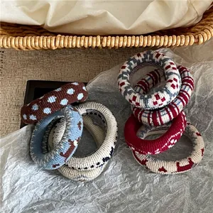 Vue détaillée d'un lot de chouchous en tricot épais avec motifs pois et rennes