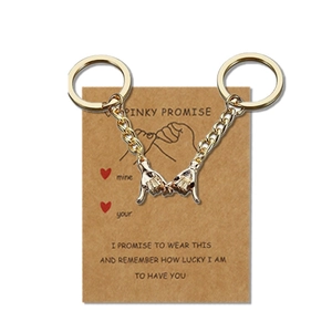Lot de porte-clés couple en métal doré Pinky Promise présenté sur carte cadeau chic