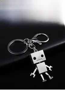 Gros plan d'un porte-clés robot en métal poli avec fermoir sur cuir noir