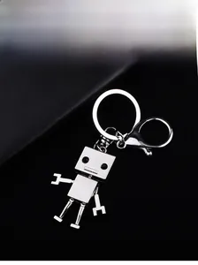Gros plan détaillé du porte-clés astronaute robot nickelé avec fermoir mousqueton brillant
