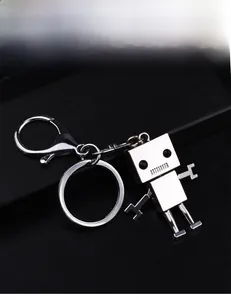 Détail du porte-clés robot nickelé avec grand fermoir mousqueton sur cuir noir