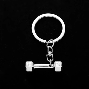 Porte-clés haltère en argent avec gravure détaillée et finition métallique sur fond noir