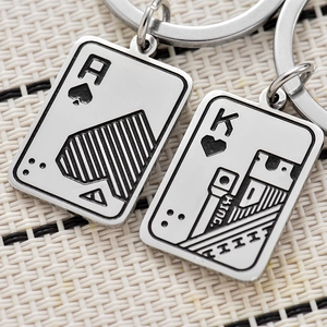Porte-clés créatif en acier inoxydable avec motifs de cartes à jouer As de Pique et Roi de Cœur