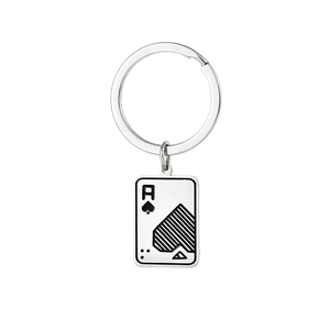 Détail du pendentif de carte de poker As de Pique sur un porte-clés en acier inoxydable