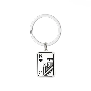 Vue détaillée de la gravure Roi de Cœur sur un pendentif porte-clés en acier robuste