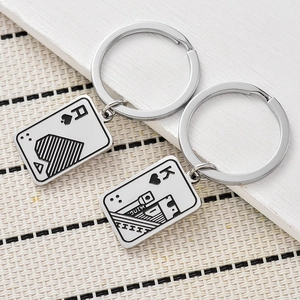 Porte-clés de Carte de Poker en Acier Inoxydable As de Pique Roi de Cœur Créatif Anneau de Clé en Métal Bijou de Sac Cadeau d'Affaires Pour Hommes Femmes