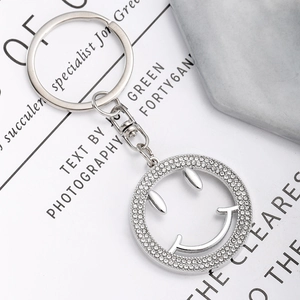 Porte-clés Visage Souriant Creux en Strass Mignon Alliage Argent Anneau de Clé Pendentif de Sac Cadeau Femme Bijoux Scintillants