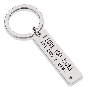 Porte-clés en acier inoxydable avec texte gravé I LOVE YOU MORE THE END sur fond blanc