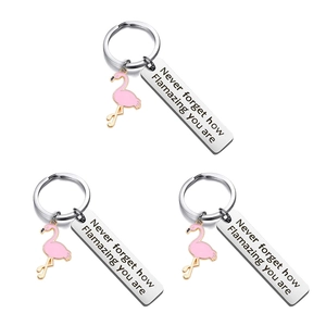 Detailansicht eines gravierten Schlüsselanhängers aus Edelstahl mit rosa Flamingo-Anhänger