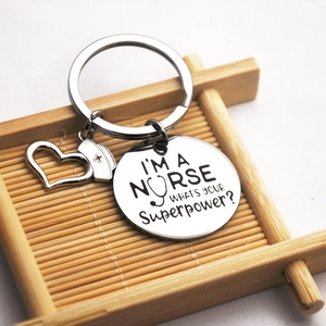 Porte-clés infirmière poli en acier inoxydable avec pendentifs cœur et chapeau