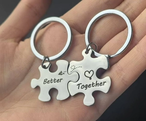 Détail des porte-clés puzzle Better Together en acier inoxydable pour les couples