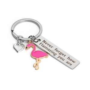Inspirierender Flamingo-Schlüsselanhänger aus Edelstahl mit rosa Emaille-Anhänger auf Weiß