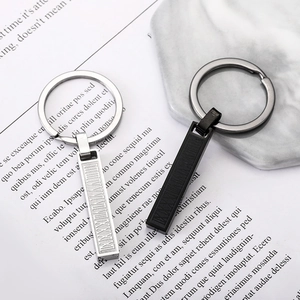 Porte-clés Minimaliste en Acier Inoxydable Barre Chiffres Romains pour Couples Unisexe Style Industriel Porte-clés Rectangulaire en Métal Cadeau