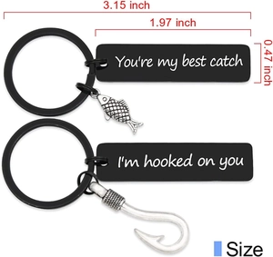 Détails du lot de porte-clés pour couple avec dimensions du crochet et des plaques noires