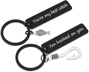 Porte-clés couple hameçon noir avec gravure romantique sur pendentifs en métal mat