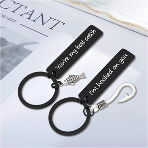 Ensemble de Porte-Clés en Acier Inoxydable pour Couple Cadeau de la Saint-Valentin Pendentif Poisson Et Hameçon Porte-Clés Gravé