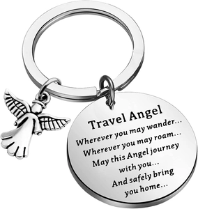Détail du porte-clés ange argenté avec pendentif rond gravé et breloque aile
