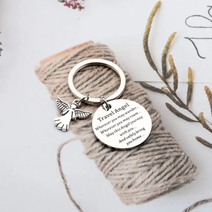 Porte-clés ange en acier inoxydable avec disque gravé sur fond de tissu rustique et décoratif