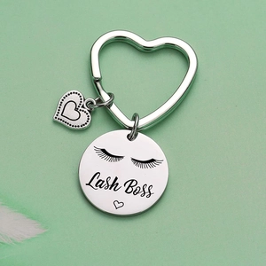 Porte-clés Lash Boss en acier inoxydable avec pendentif cœur et gravure de cils argentée