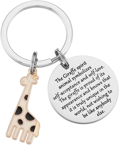 Détail du charm girafe en émail et du pendentif gravé sur un porte-clés en métal