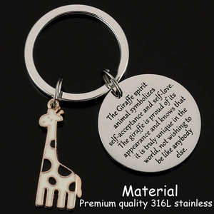 Porte-clés girafe en acier inoxydable avec pendentif rond gravé d'un texte inspirant