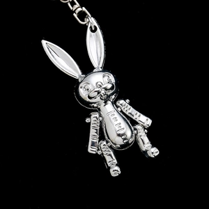 Portachiavi con coniglio in metallo argento lucido con design meccanico su sfondo nero