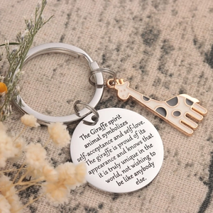 Porte-clés girafe inspirant en acier inoxydable avec plaque gravée et charm en émail