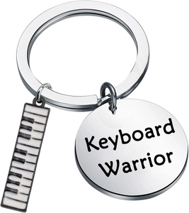 Dettaglio del ciondolo a tastiera e piastrina metallica incisa Keyboard Warrior