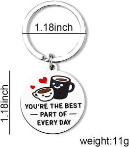 Polierter Edelstahl Schlüsselanhänger mit Kaffeepaar Illustration und motivierendem Spruch