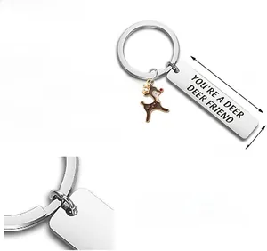 Détail du porte-clés cerf montrant la taille 5cm x 1.2cm et le matériau acier inoxydable