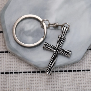 Portachiavi a croce in metallo vintage con trama a spirale e anello in stile punk