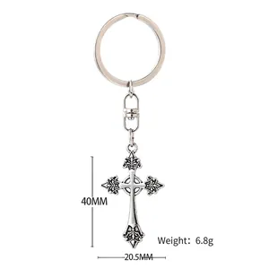 Porte-clés croix gothique en argent avec motif floral en relief et style vintage