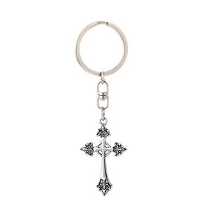 Gros plan d'un porte-clés croix celtique vintage en alliage argenté avec motifs floraux
