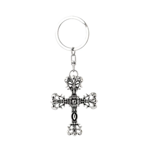 Detailaufnahme von Retro Silber Gothic Kreuz Schlüsselanhänger mit Blumenprägung