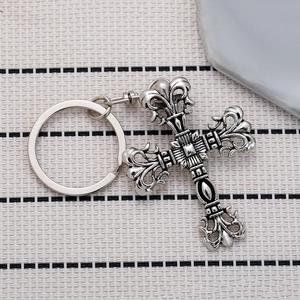 Gotischer Kreuz-Schlüsselanhänger im Vintage-Stil mit aufwendigen Details aus Silber