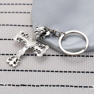 Vintage Punk-Schlüsselanhänger mit Flammenkreuz und gotischen Gravuren in Altsilber-Optik
