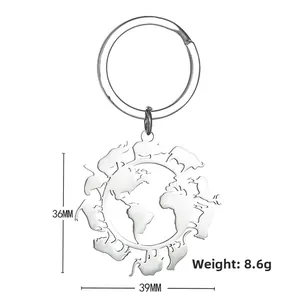 Détail du porte-clés en acier inoxydable avec carte du monde et silhouettes d'animaux