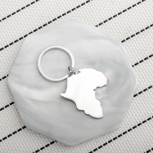 Detailansicht des Schlüsselanhängers mit Afrika-Karte aus Edelstahl auf Marmor