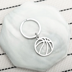 Kreativer silberner Basketball Schlüsselanhänger aus Edelstahl auf Marmoruntersetzer