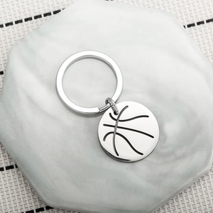 Polierter Schlüsselanhänger aus Edelstahl mit Basketball-Motiv und hohlem Design