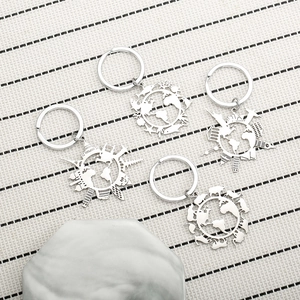Porte-clés en Acier Inoxydable Carte du Monde Globe Évidé Bâtiments Animaux Pendentif de Voyage Cadeau