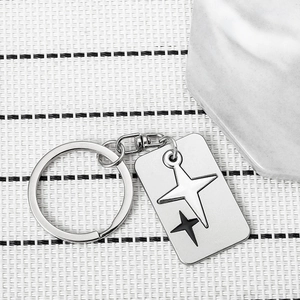Porte-clés minimaliste en métal argenté avec pendentif rectangulaire décoré d'étoiles