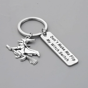 Porte-clés Sorcière d'Halloween en Acier Inoxydable Avec Pendentif Balai Texte Gravé Porte-clés pour Fête Femme Homme Cadeau