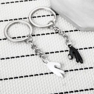 Creative magnetic hand-holding heart gesture couple keychain set for bags and cars