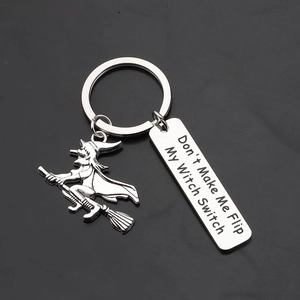Porte-clés sorcière en acier inoxydable avec charme de balai volant et plaque gravée